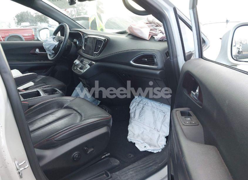 Photo 5 of 2019 Chrysler Pacifica 35TH ANNIVERSARY LIMITED (VIN 2C4RC1GG9KR746155)