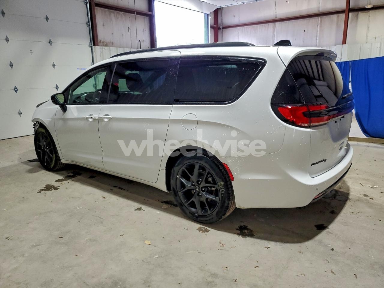 Photo 2 of 2026 CHRYSLER PACIFICA LIMITED (VIN 2C4RC1GG9TR162534)