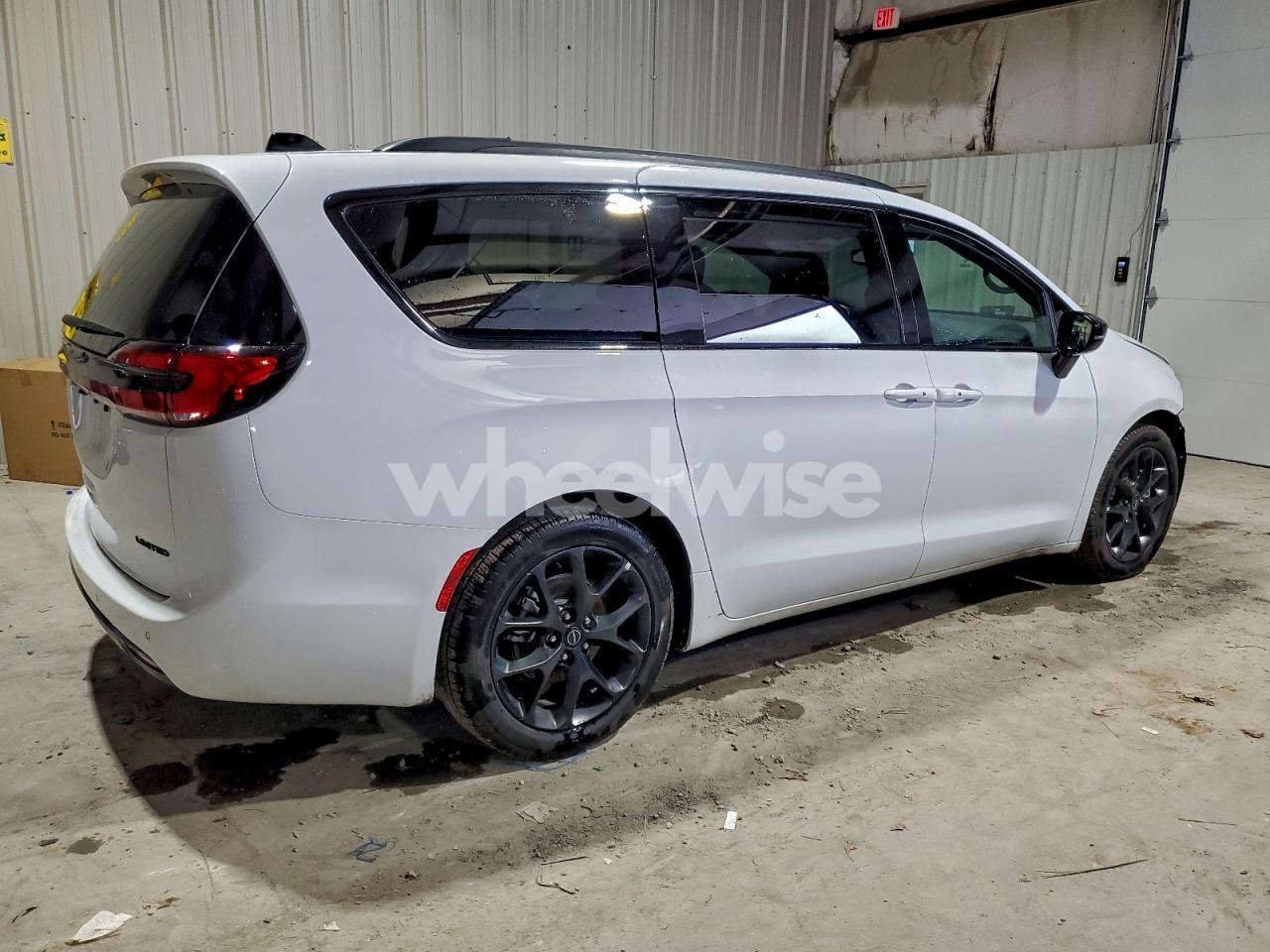 Photo 3 of 2026 CHRYSLER PACIFICA LIMITED (VIN 2C4RC1GG9TR162534)