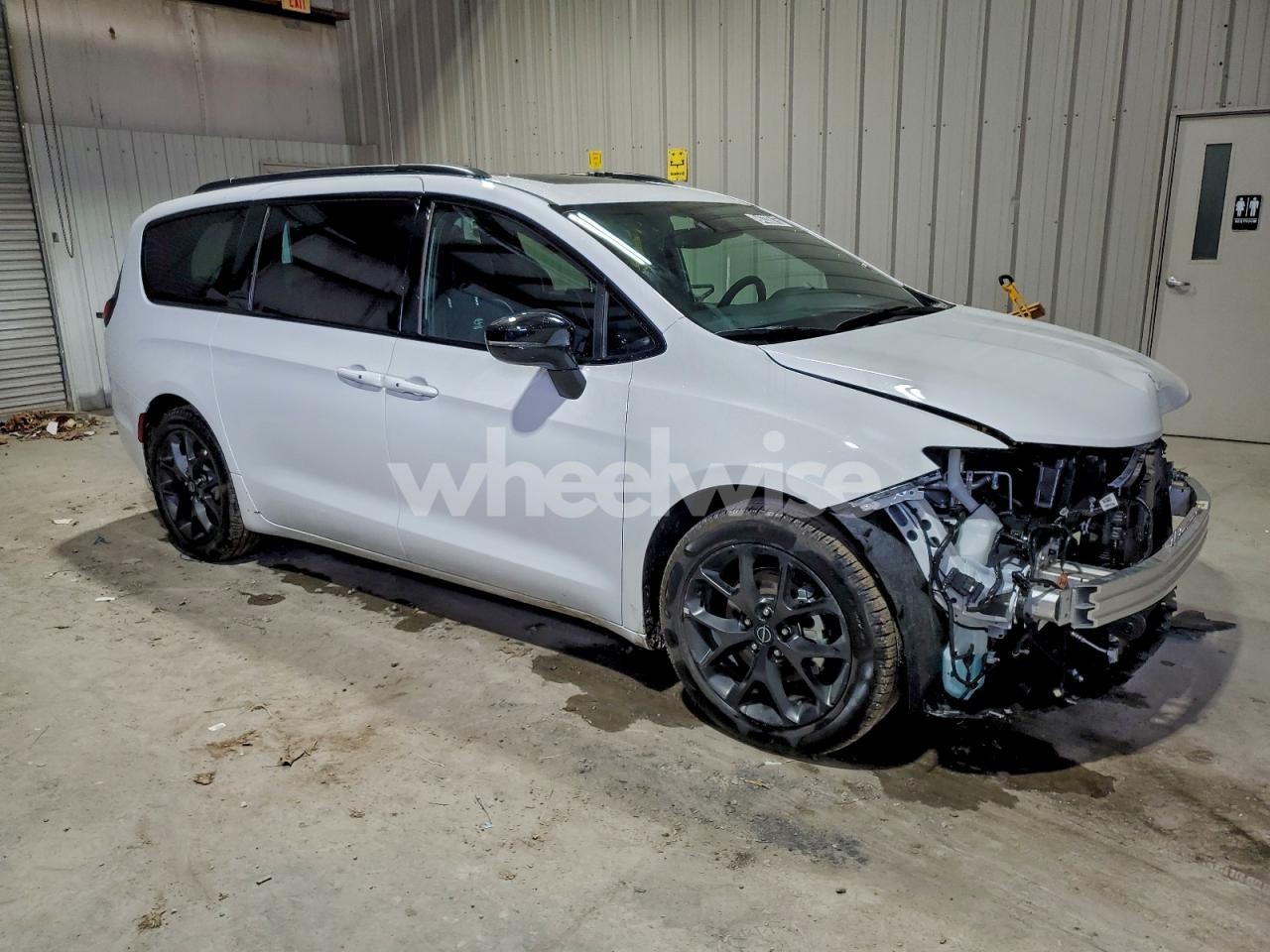 Photo 4 of 2026 CHRYSLER PACIFICA LIMITED (VIN 2C4RC1GG9TR162534)