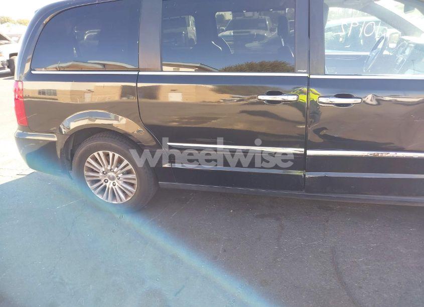 Photo 12 of 2013 Chrysler Town & COUNTRY LIMITED (VIN 2C4RC1GGXDR681609)