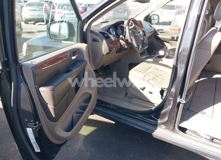 Photo 5 of 2013 Chrysler Town & COUNTRY LIMITED (VIN 2C4RC1GGXDR681609)