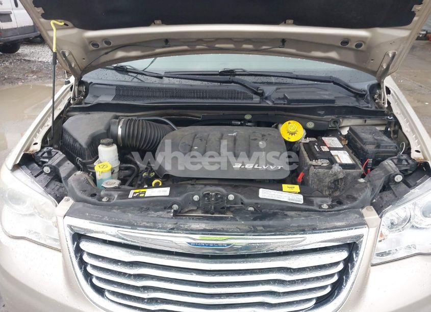 Photo 10 of 2014 Chrysler Town & COUNTRY LIMITED (VIN 2C4RC1GGXER168863)