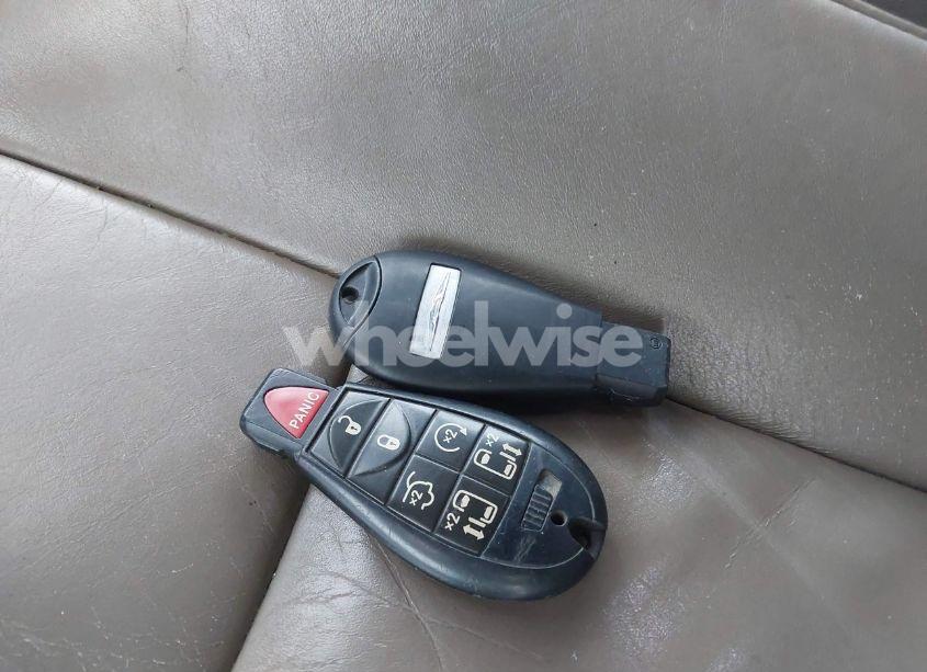 Photo 11 of 2014 Chrysler Town & COUNTRY LIMITED (VIN 2C4RC1GGXER168863)