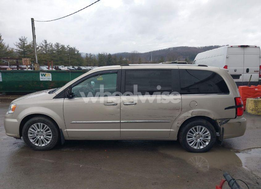 Photo 6 of 2014 Chrysler Town & COUNTRY LIMITED (VIN 2C4RC1GGXER168863)