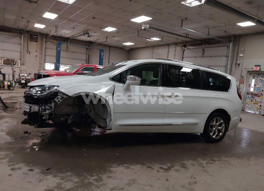 Photo 15 of 2018 Chrysler Pacifica LIMITED (VIN 2C4RC1GGXJR269167)