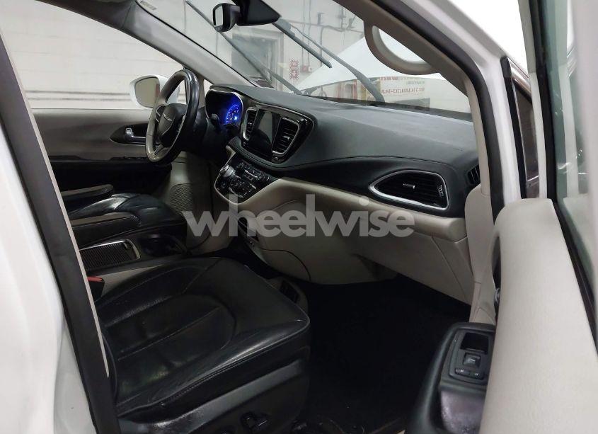 Photo 5 of 2018 Chrysler Pacifica LIMITED (VIN 2C4RC1GGXJR269167)