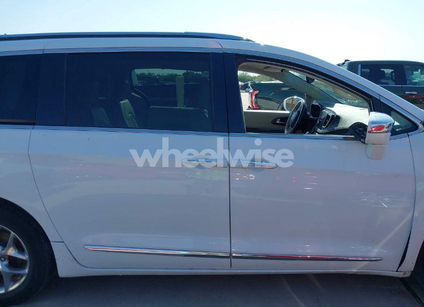 Photo 14 of 2019 Chrysler Pacifica LIMITED (VIN 2C4RC1GGXKR551701)