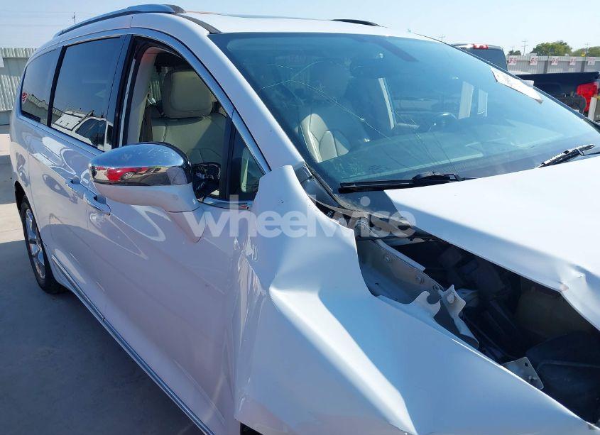 Photo 18 of 2019 Chrysler Pacifica LIMITED (VIN 2C4RC1GGXKR551701)