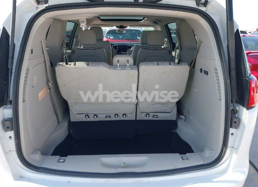 Photo 8 of 2019 Chrysler Pacifica LIMITED (VIN 2C4RC1GGXKR551701)