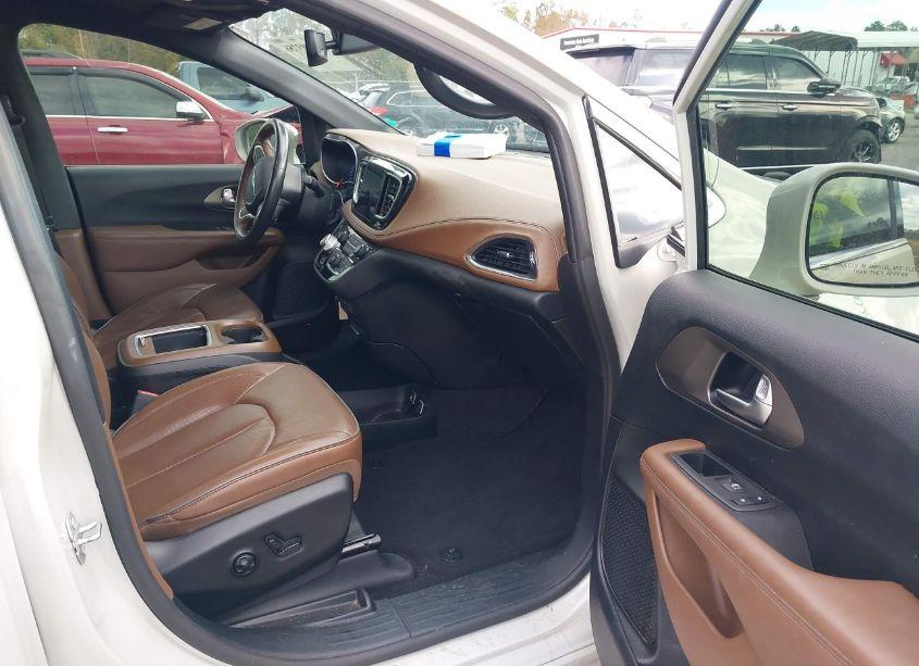 Photo 5 of 2020 Chrysler Pacifica LIMITED (VIN 2C4RC1GGXLR245812)