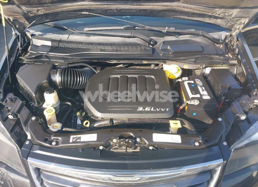 Photo 10 of 2015 Chrysler Town & COUNTRY S (VIN 2C4RC1HG0FR562663)