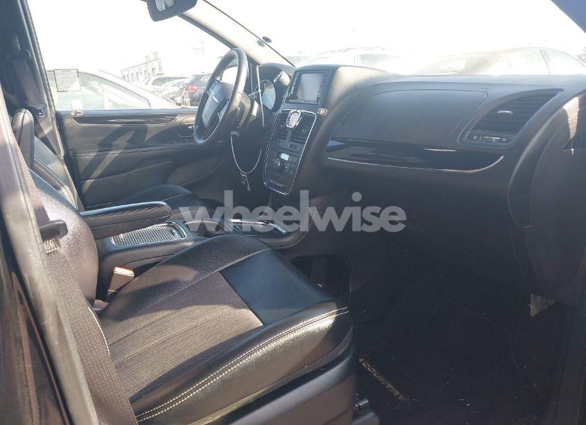 Photo 5 of 2015 Chrysler Town & COUNTRY S (VIN 2C4RC1HG0FR562663)