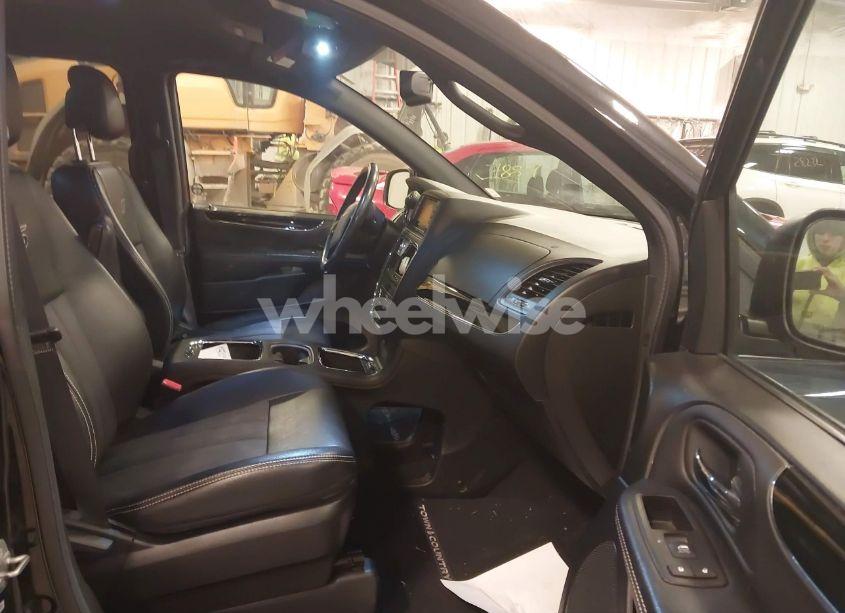 Photo 5 of 2015 Chrysler Town & COUNTRY S (VIN 2C4RC1HG0FR751202)