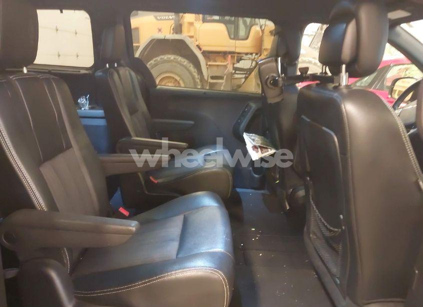 Photo 8 of 2015 Chrysler Town & COUNTRY S (VIN 2C4RC1HG0FR751202)