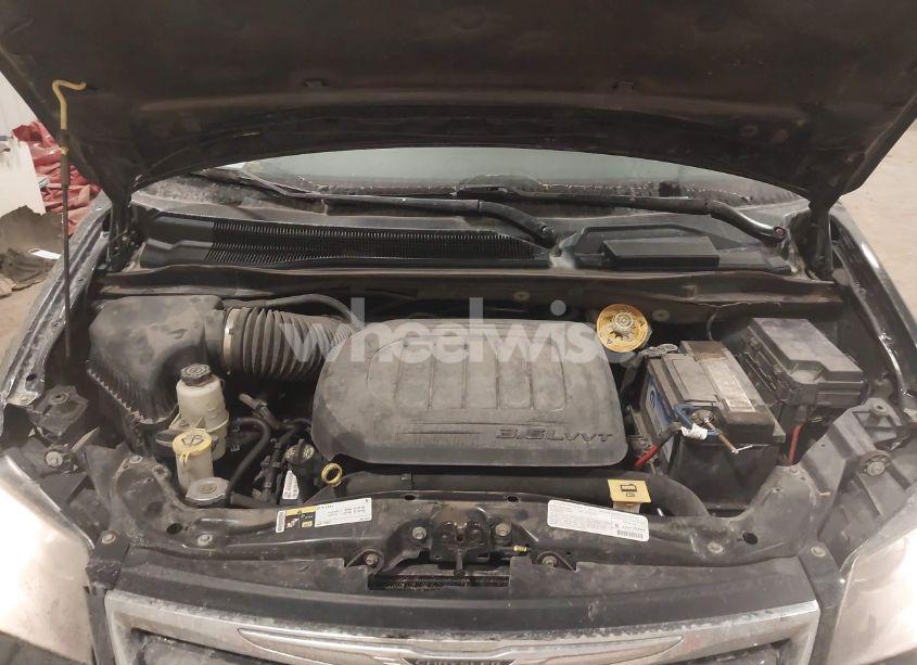 Photo 10 of 2014 Chrysler Town & COUNTRY S (VIN 2C4RC1HG3ER194980)