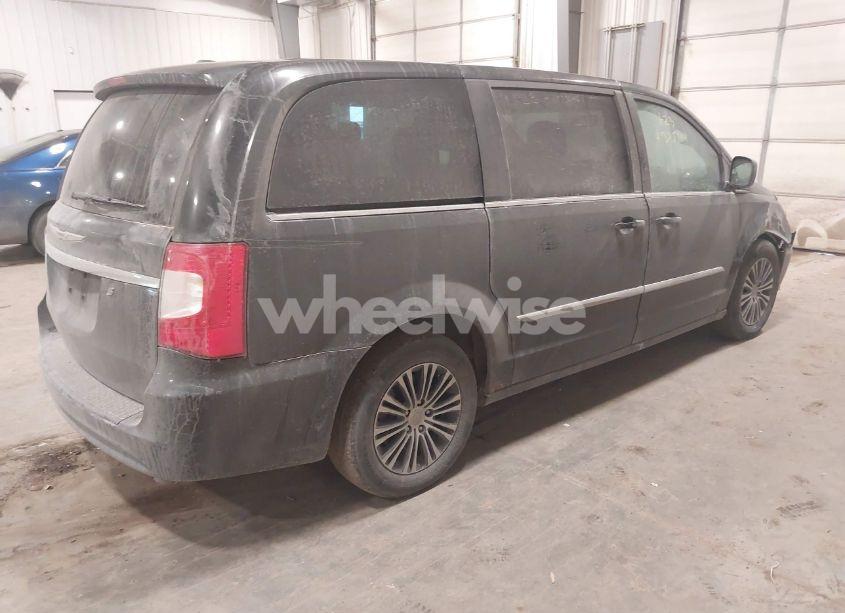 Photo 4 of 2014 Chrysler Town & COUNTRY S (VIN 2C4RC1HG3ER194980)