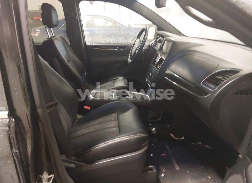 Photo 5 of 2014 Chrysler Town & COUNTRY S (VIN 2C4RC1HG3ER194980)