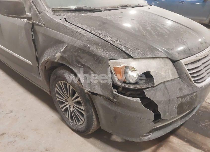 Photo 6 of 2014 Chrysler Town & COUNTRY S (VIN 2C4RC1HG3ER194980)