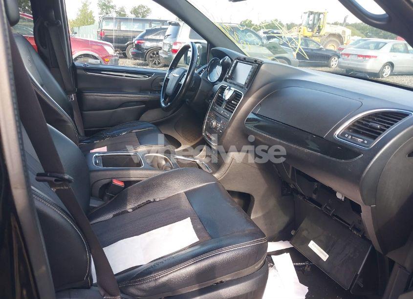 Photo 5 of 2014 Chrysler Town & COUNTRY S (VIN 2C4RC1HG3ER464628)