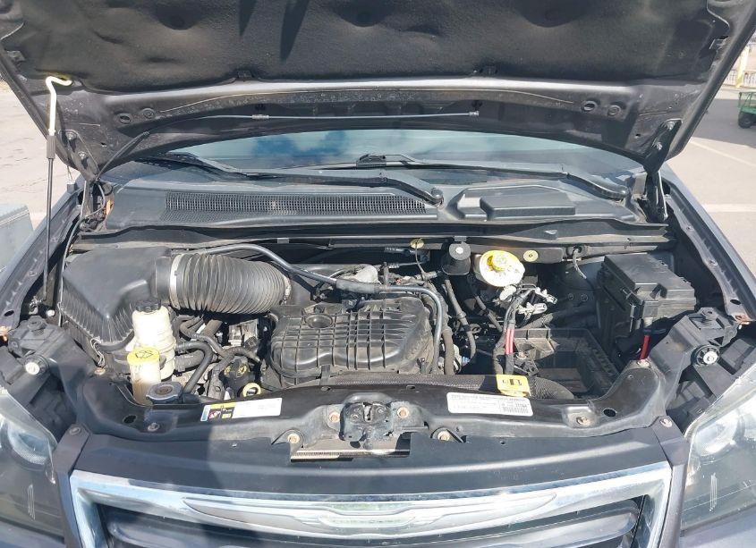 Photo 10 of 2015 Chrysler Town & COUNTRY S (VIN 2C4RC1HG4FR572810)