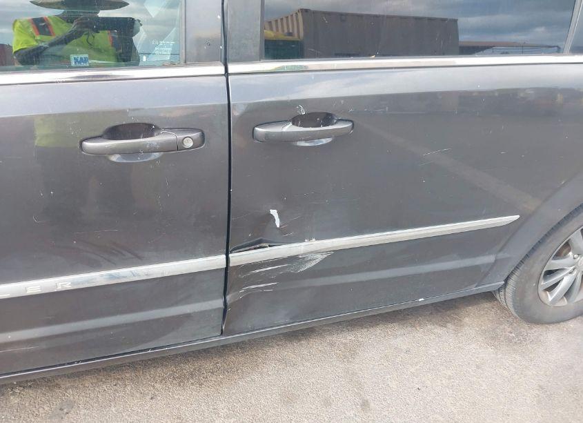 Photo 6 of 2015 Chrysler Town & COUNTRY S (VIN 2C4RC1HG4FR572810)