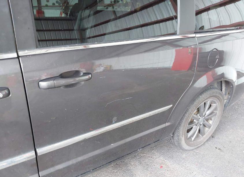 Photo 6 of 2015 Chrysler Town & COUNTRY S (VIN 2C4RC1HG5FR610111)