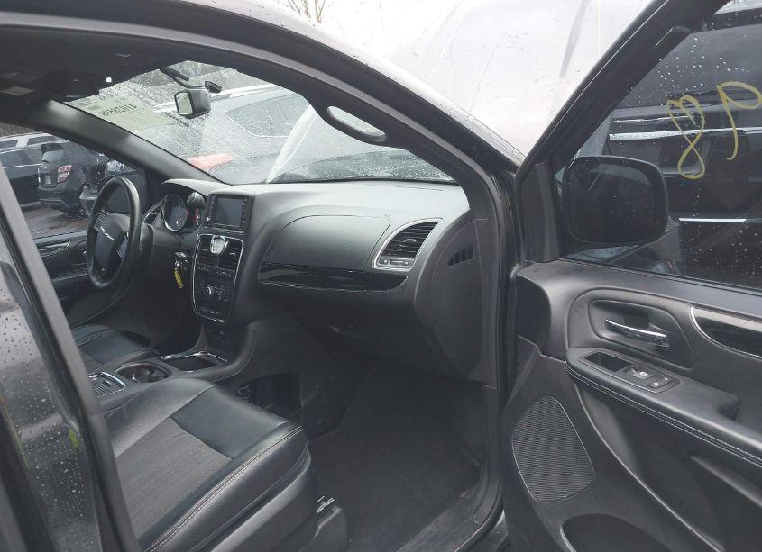 Photo 5 of 2014 Chrysler Town & COUNTRY S (VIN 2C4RC1HG6ER188350)