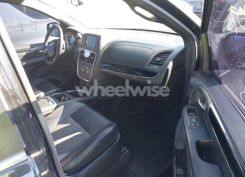 Photo 5 of 2015 Chrysler Town & COUNTRY S (VIN 2C4RC1HG6FR597028)