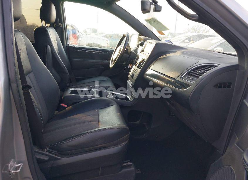 Photo 5 of 2014 Chrysler Town & COUNTRY S (VIN 2C4RC1HG7ER188566)