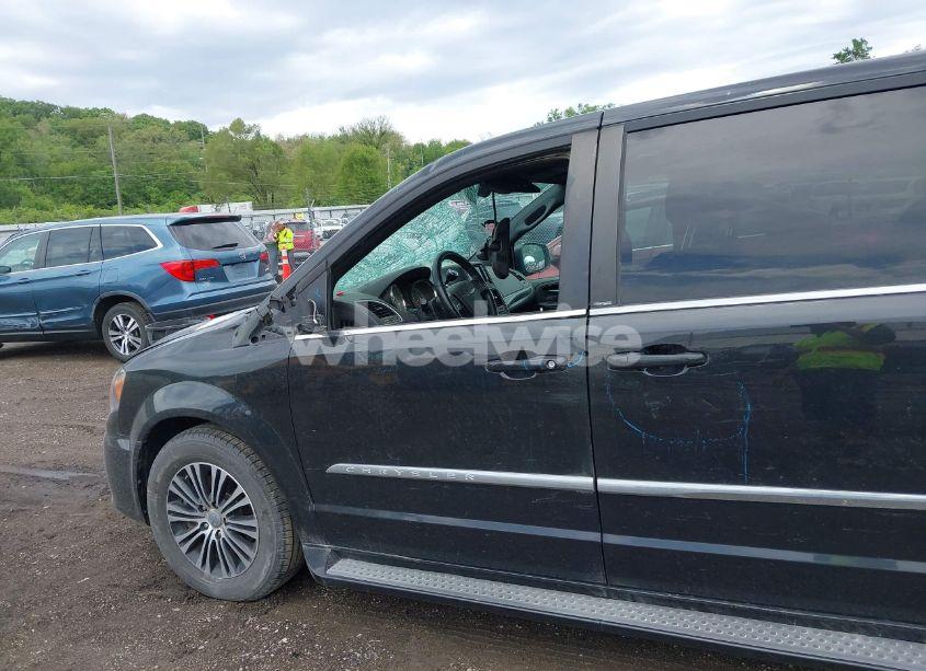 Photo 12 of 2014 Chrysler Town & COUNTRY S (VIN 2C4RC1HG7ER188616)