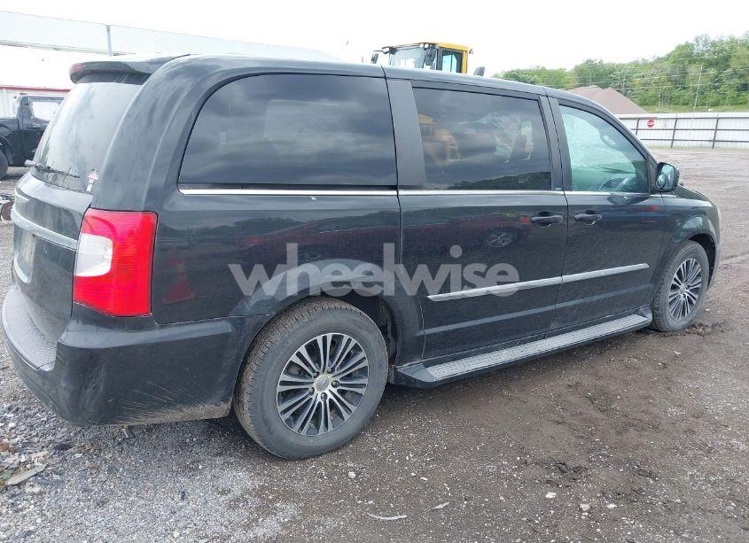 Photo 4 of 2014 Chrysler Town & COUNTRY S (VIN 2C4RC1HG7ER188616)