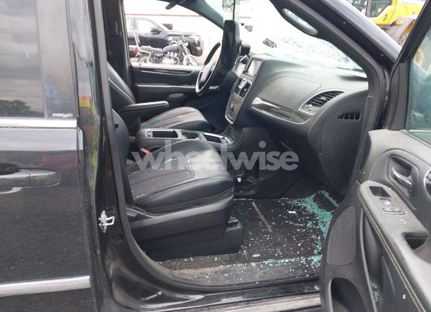 Photo 5 of 2014 Chrysler Town & COUNTRY S (VIN 2C4RC1HG7ER188616)