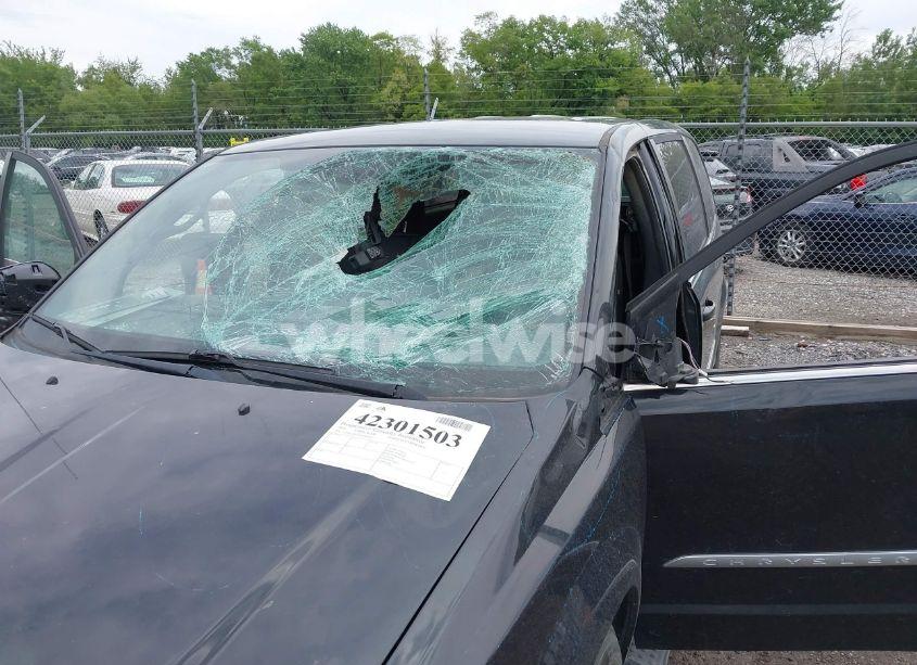 Photo 6 of 2014 Chrysler Town & COUNTRY S (VIN 2C4RC1HG7ER188616)