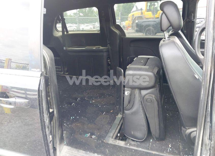 Photo 8 of 2014 Chrysler Town & COUNTRY S (VIN 2C4RC1HG7ER188616)