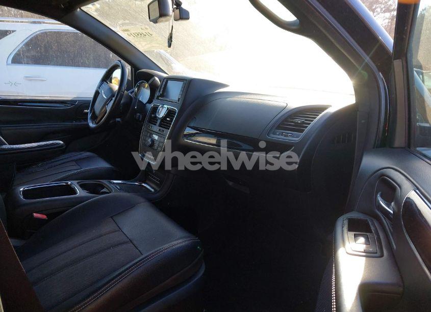 Photo 5 of 2015 Chrysler Town & COUNTRY S (VIN 2C4RC1HG8FR525134)