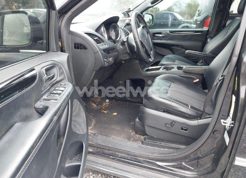 Photo 5 of 2015 Chrysler Town & COUNTRY S (VIN 2C4RC1HG8FR562555)