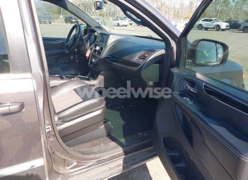 Photo 5 of 2015 Chrysler Town & COUNTRY S (VIN 2C4RC1HG8FR609793)