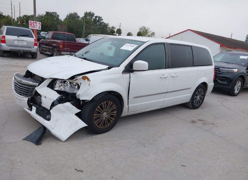 Photo 2 of 2013 Chrysler Town & COUNTRY S (VIN 2C4RC1HG9DR818313)