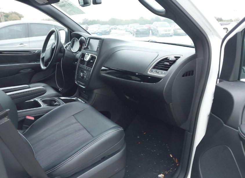 Photo 5 of 2013 Chrysler Town & COUNTRY S (VIN 2C4RC1HG9DR818313)