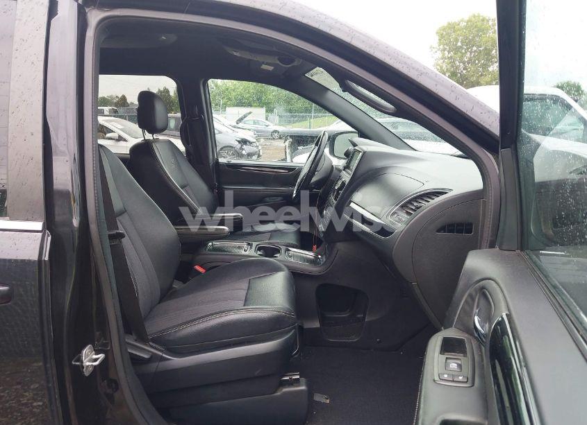 Photo 5 of 2014 Chrysler Town & COUNTRY S (VIN 2C4RC1HG9ER132712)