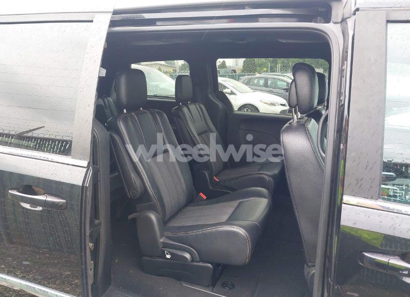 Photo 8 of 2014 Chrysler Town & COUNTRY S (VIN 2C4RC1HG9ER132712)