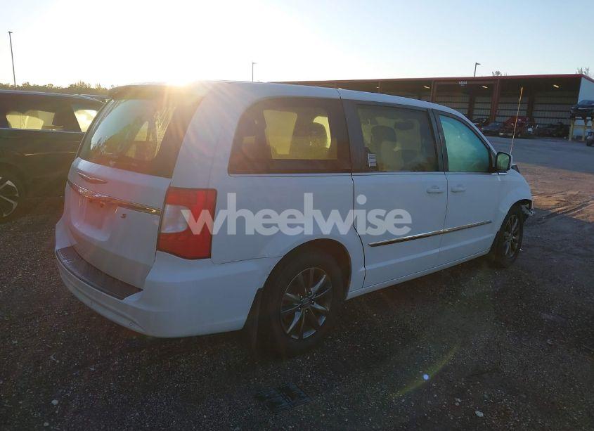 Photo 4 of 2015 Chrysler Town & COUNTRY S (VIN 2C4RC1HG9FR646447)