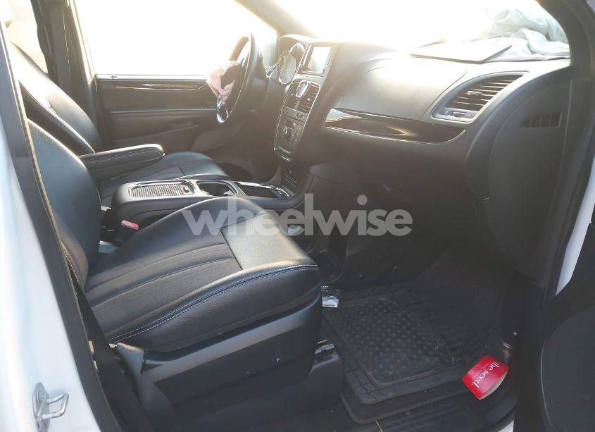 Photo 5 of 2015 Chrysler Town & COUNTRY S (VIN 2C4RC1HG9FR646447)