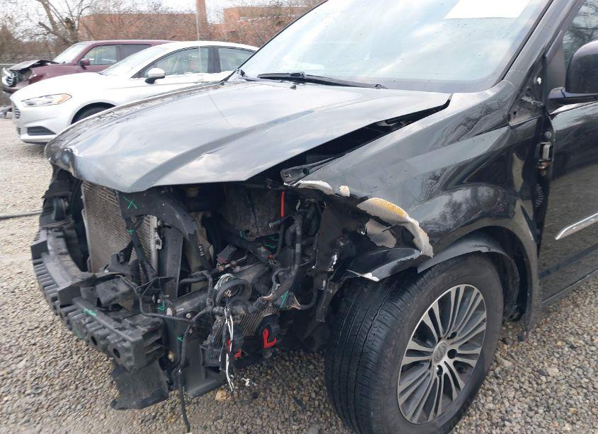 Photo 17 of 2014 Chrysler Town & COUNTRY S (VIN 2C4RC1HGXER178145)