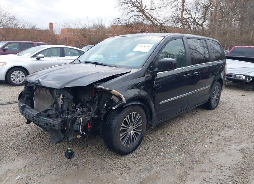 Photo 2 of 2014 Chrysler Town & COUNTRY S (VIN 2C4RC1HGXER178145)
