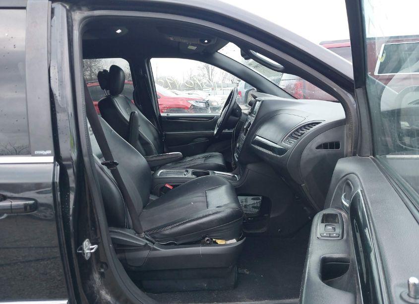 Photo 5 of 2014 Chrysler Town & COUNTRY S (VIN 2C4RC1HGXER178145)