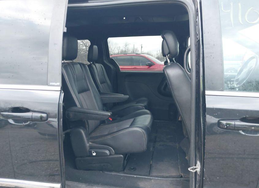 Photo 8 of 2014 Chrysler Town & COUNTRY S (VIN 2C4RC1HGXER178145)