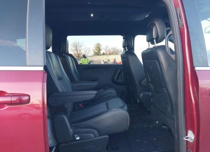 Photo 8 of 2015 Chrysler Town & COUNTRY S (VIN 2C4RC1HGXFR529279)