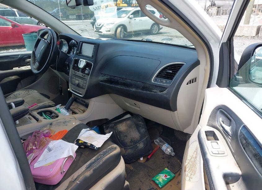 Photo 5 of 2016 Chrysler Town & COUNTRY LIMITED (VIN 2C4RC1JG4GR121629)